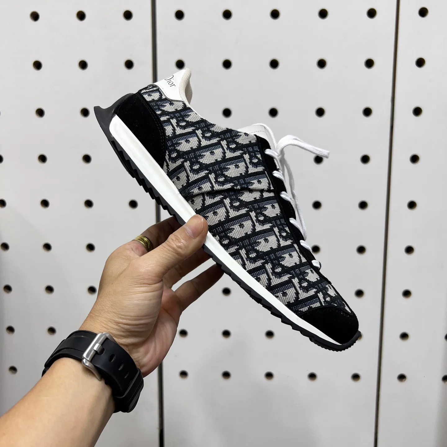 Factory price: 420💰【DIAo•Dior】Original quality.~ Unique modern style sneakers. 🏃A must-have casual shoe for trendy men😍😍 Original brand imported from Italy, imported original leather, sheep lining (refuses to discolor and grind feet) Sole: Original sole provided by the original factory, French lazy style design ⚠️Fit to the feet, original quality, super comfortable original sole. It’s like shooting the real thing 🎬The real thing is better, high-quality sneakers, size: 38-44, custom-made 45
